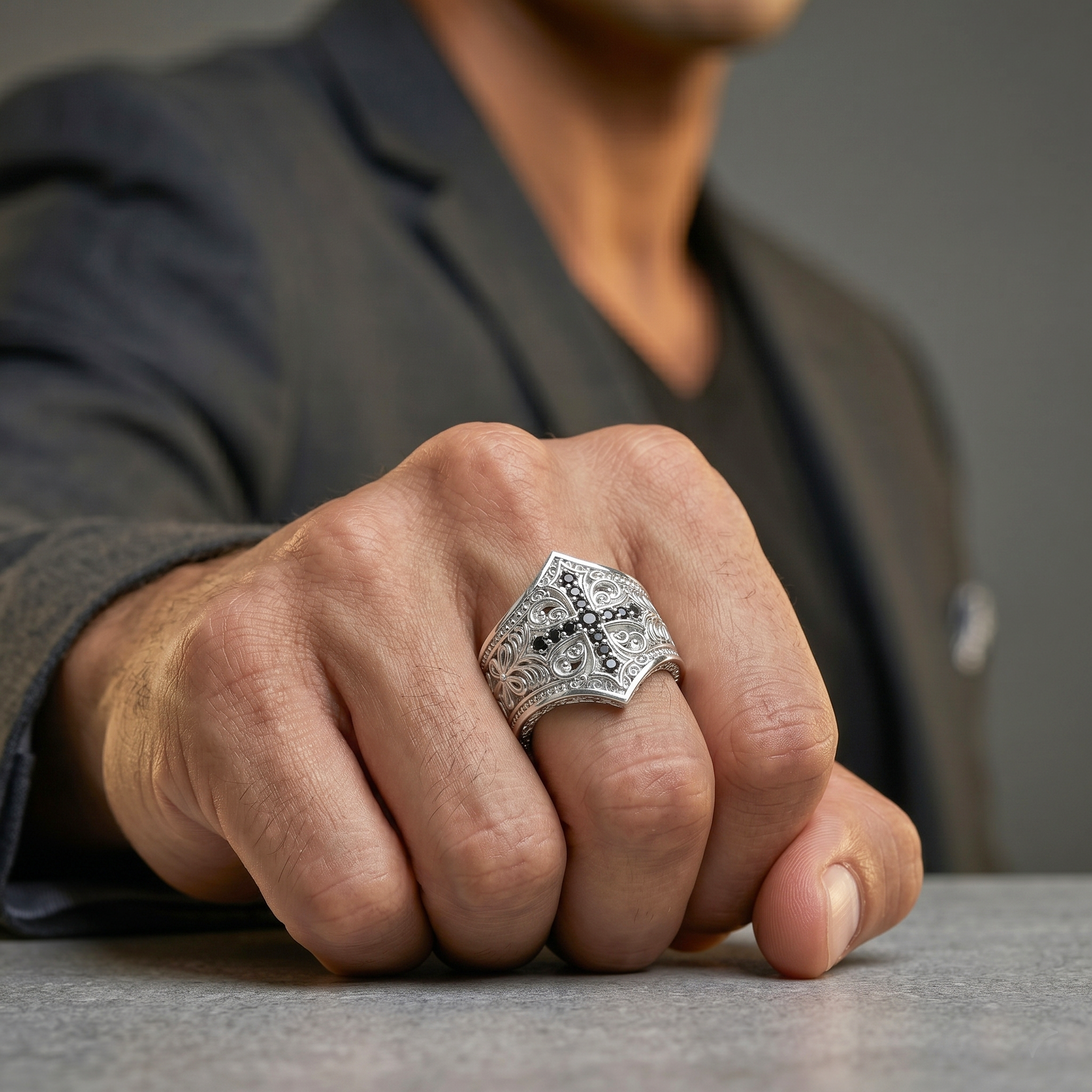 Detalle del anillo Cruz del Temple Plata 950 artesanal sobre fondo oscuro — Luya Joyería Perú