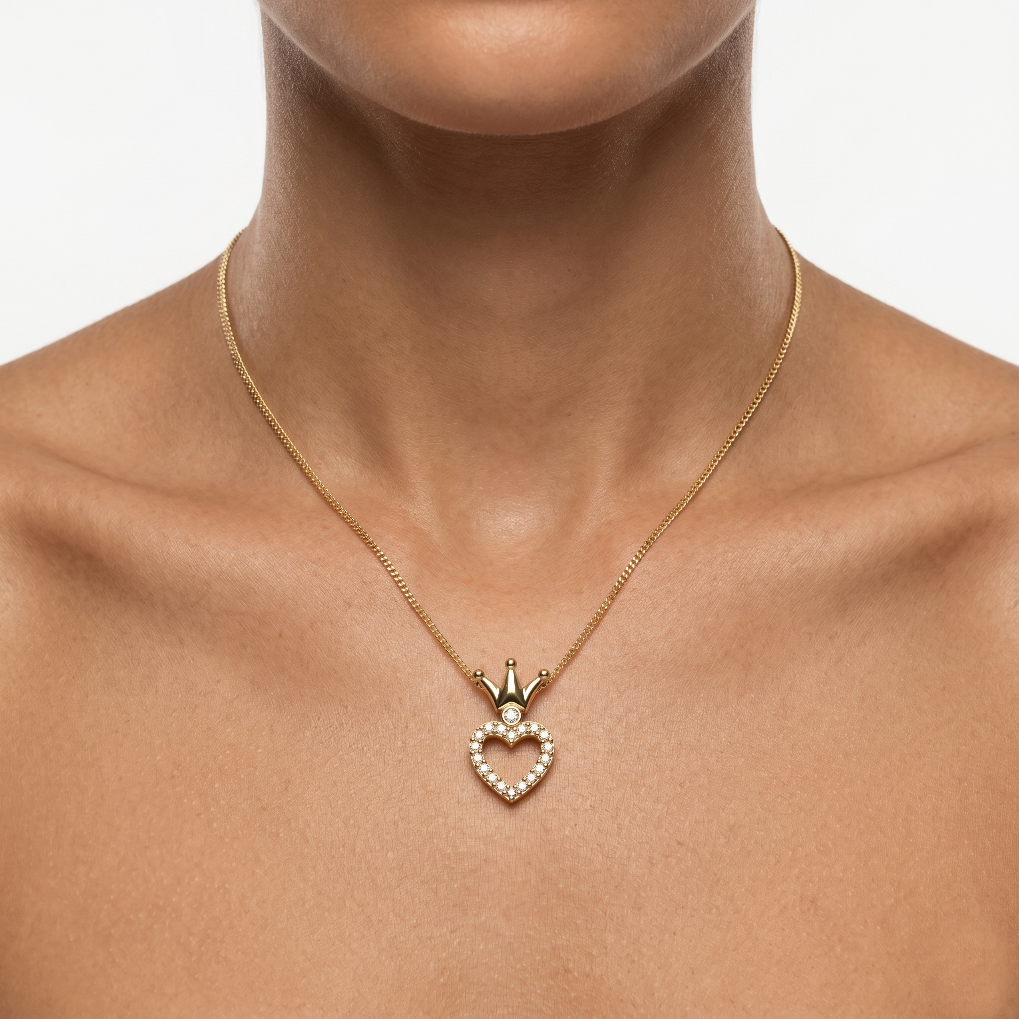 Modelo luciendo collar corona y corazón plata 950 Luya Joyería Perú