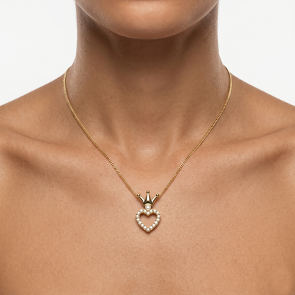 Modelo luciendo collar corona y corazón plata 950 Luya Joyería Perú