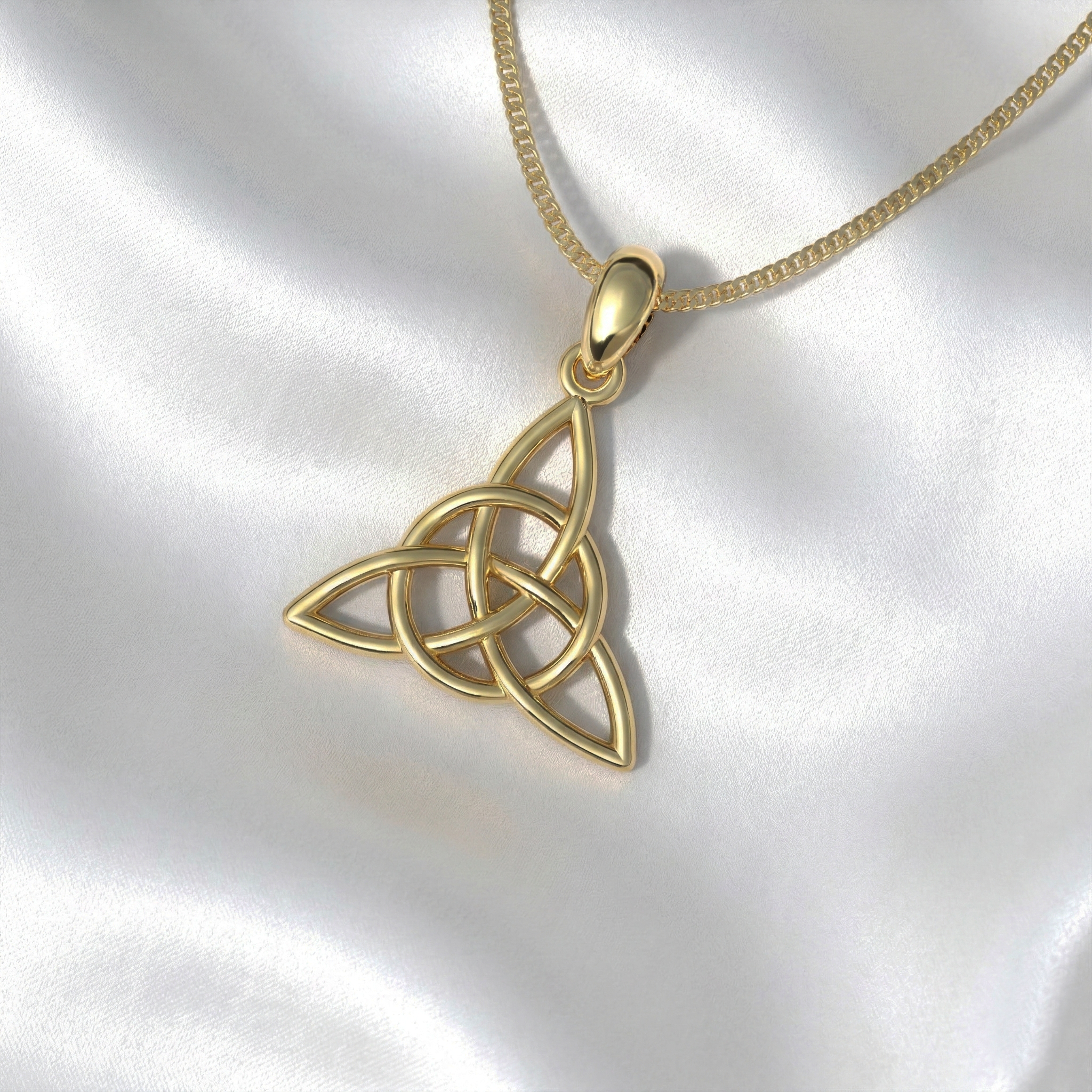 Collar Triqueta nudo celta en Plata 950 sobre fondo blanco, dije centrado, vista frontal — Luya Joyería Perú