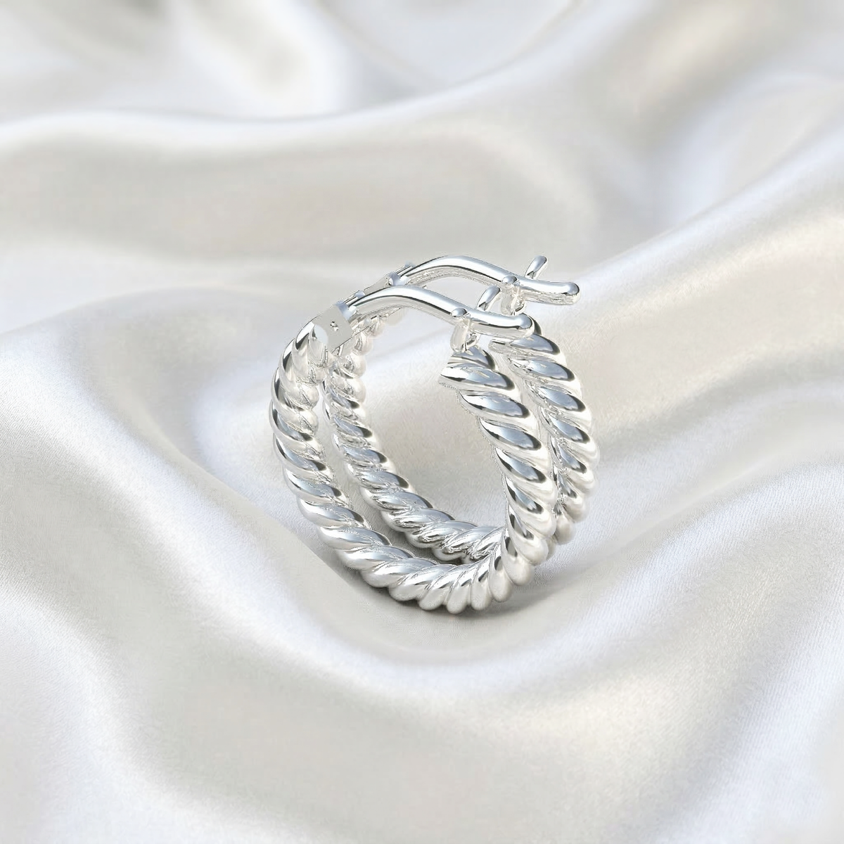 Detalle del cierre seguro y acabado artesanal de aretes Plata 950 enchapados en Oro 18k — Luya Joyería Perú