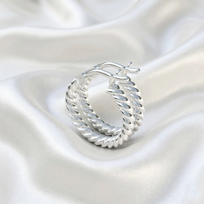 Detalle del cierre seguro y acabado artesanal de aretes Plata 950 enchapados en Oro 18k — Luya Joyería Perú
