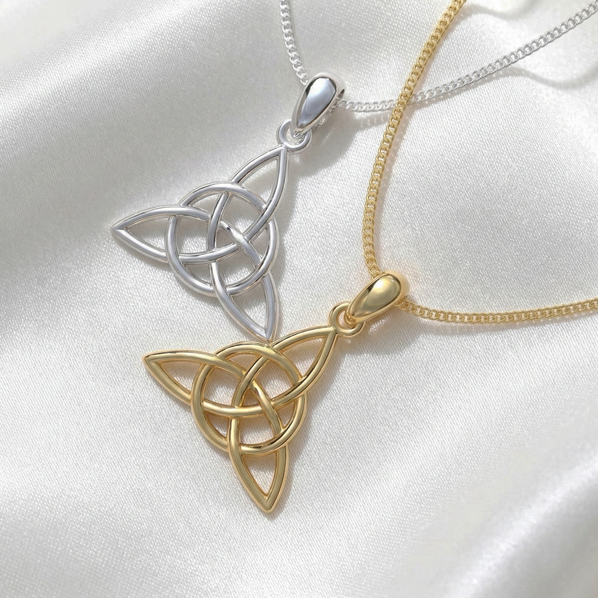Detalle artesanal del dije Triqueta nudo celta en Plata 950 enchapado Oro 18k — Luya Joyería Perú