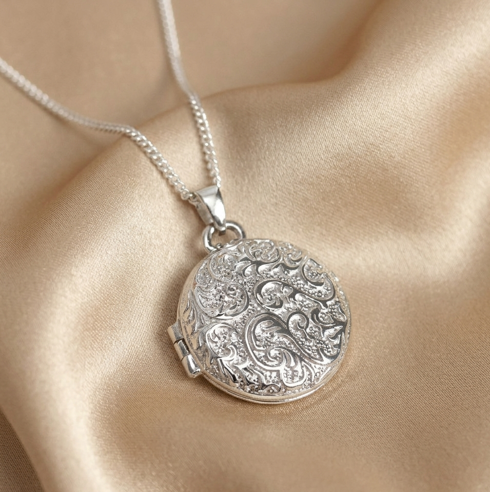 Circular reliquary necklace with branches