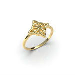 Anillo nudo de bruja en Plata 950 sobre fondo blanco, vista frontal — Luya Joyería Perú