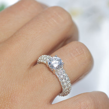 Anillo con tres filas de piedras en plata 950