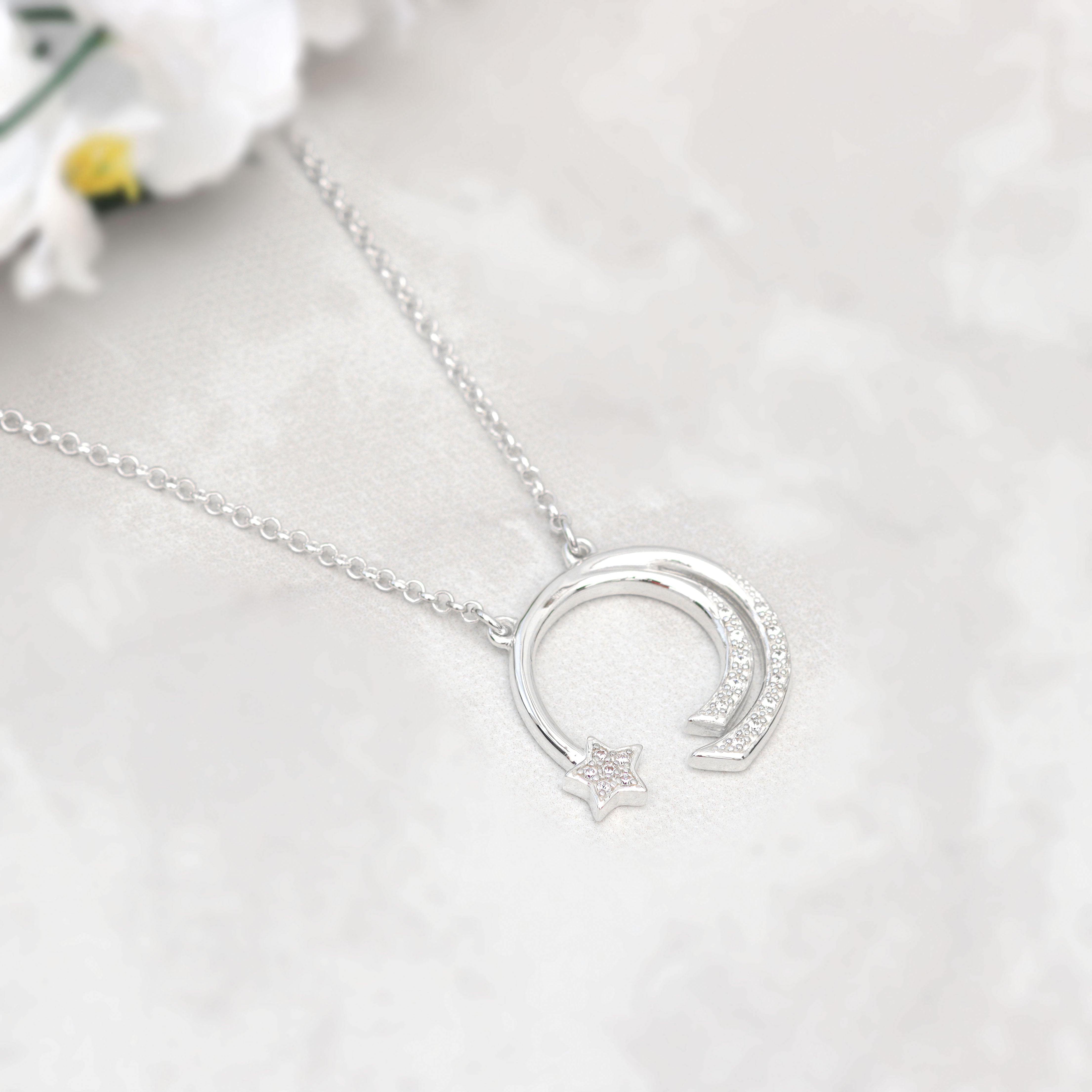 Shooting star necklace with circular cut