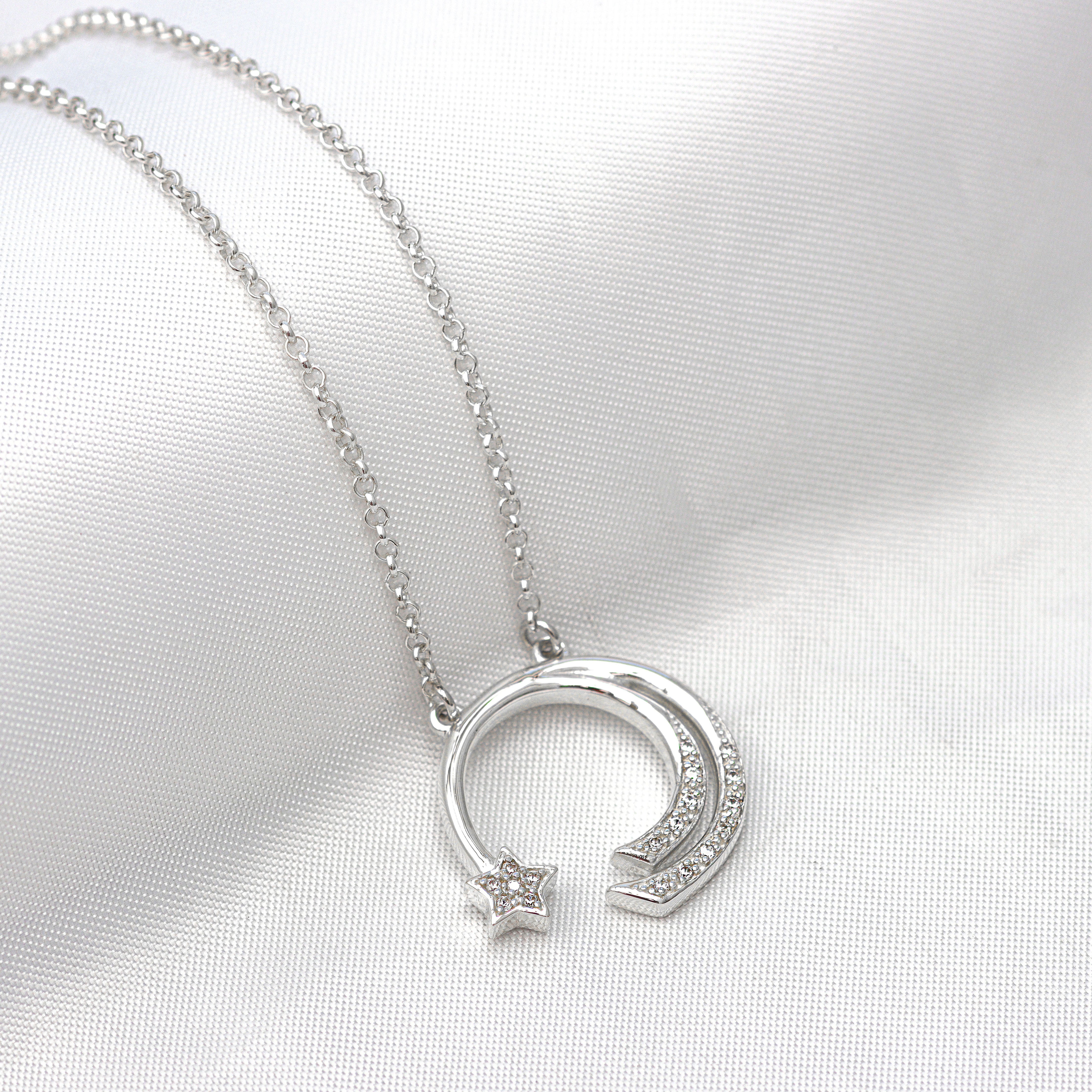 Shooting star necklace with circular cut