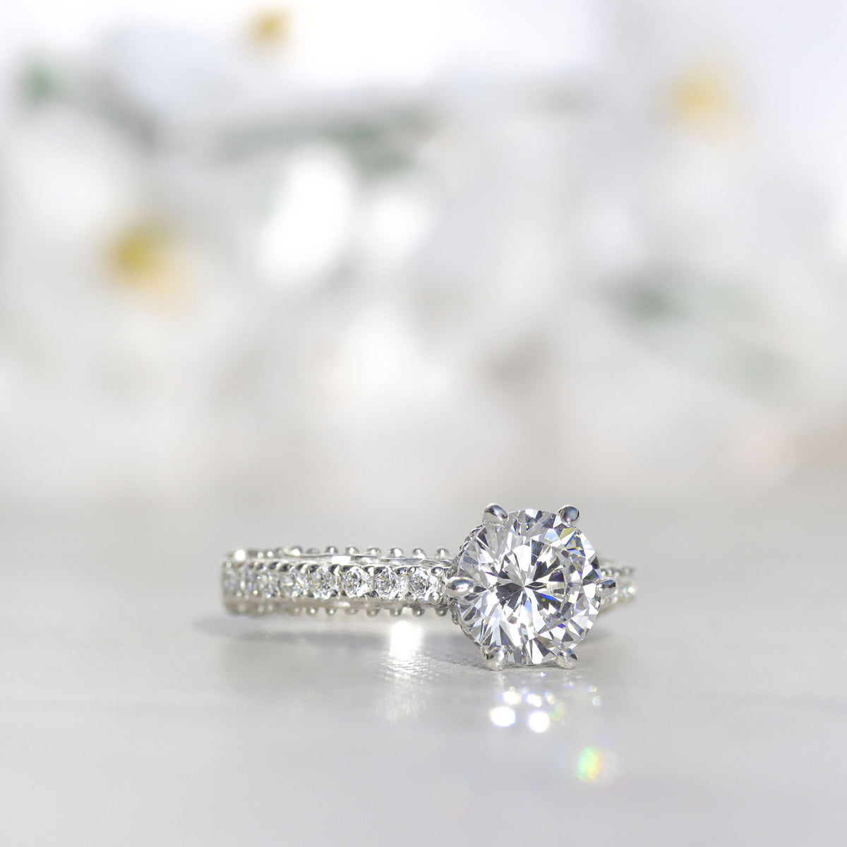 Anillo reina con piedra redonda en plata 950