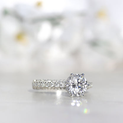 Anillo reina con piedra redonda en plata 950