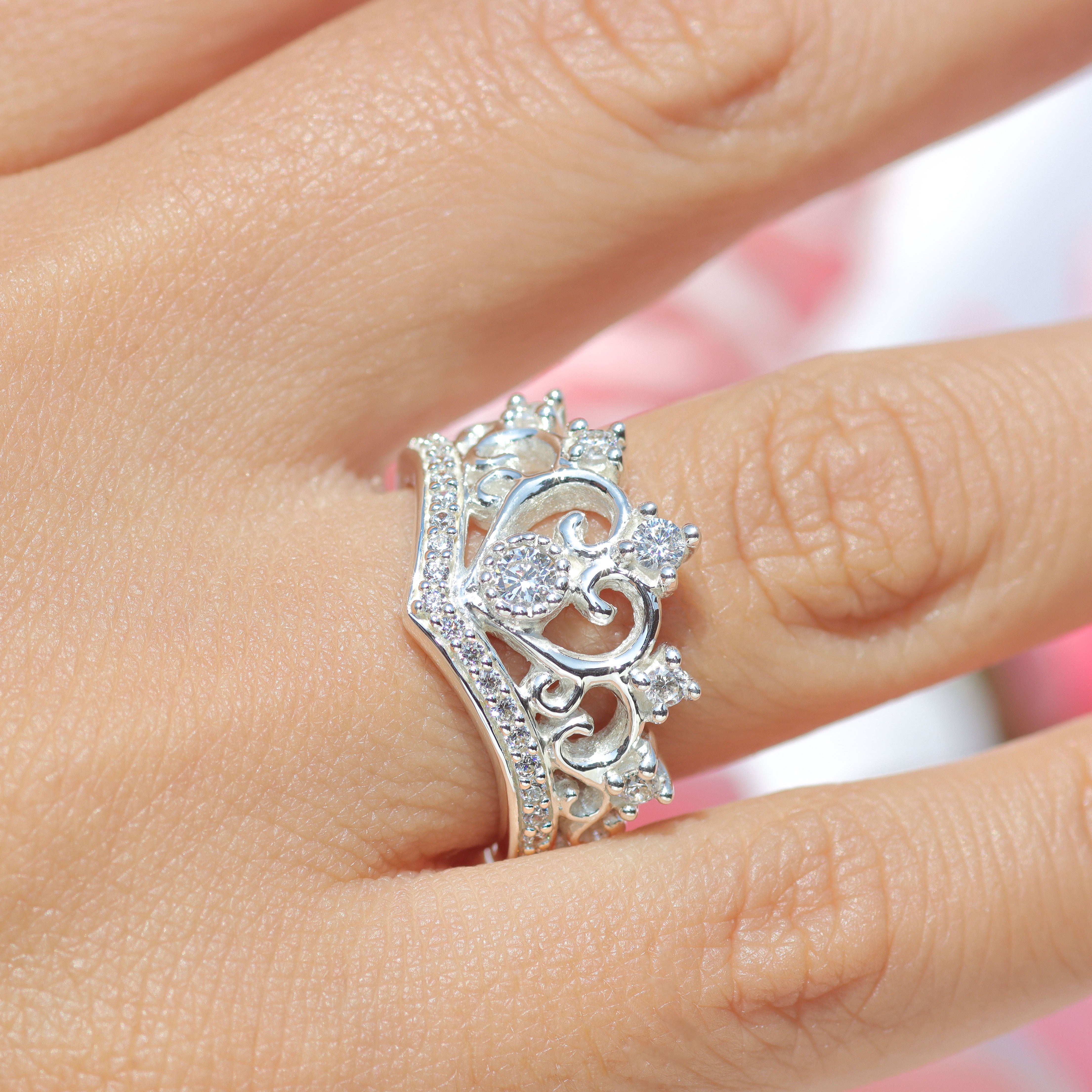 Crown ring with circular cut