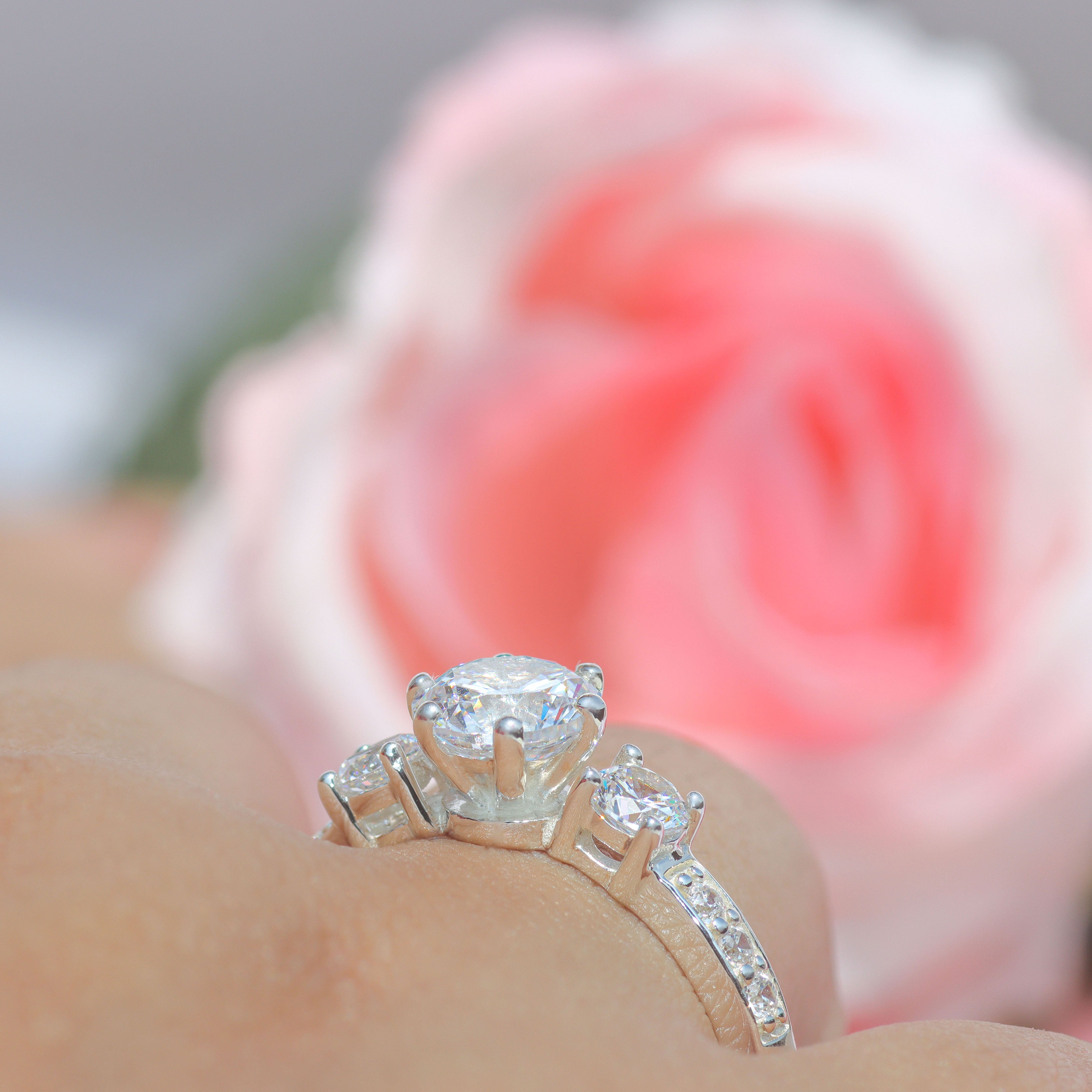 Ring with central stone with circular cut