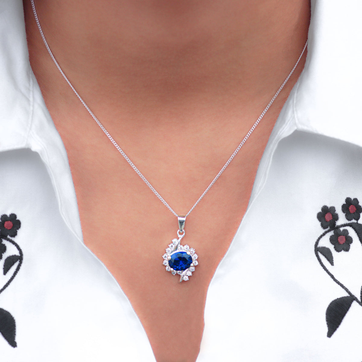 Collar con piedra oval en plata 950