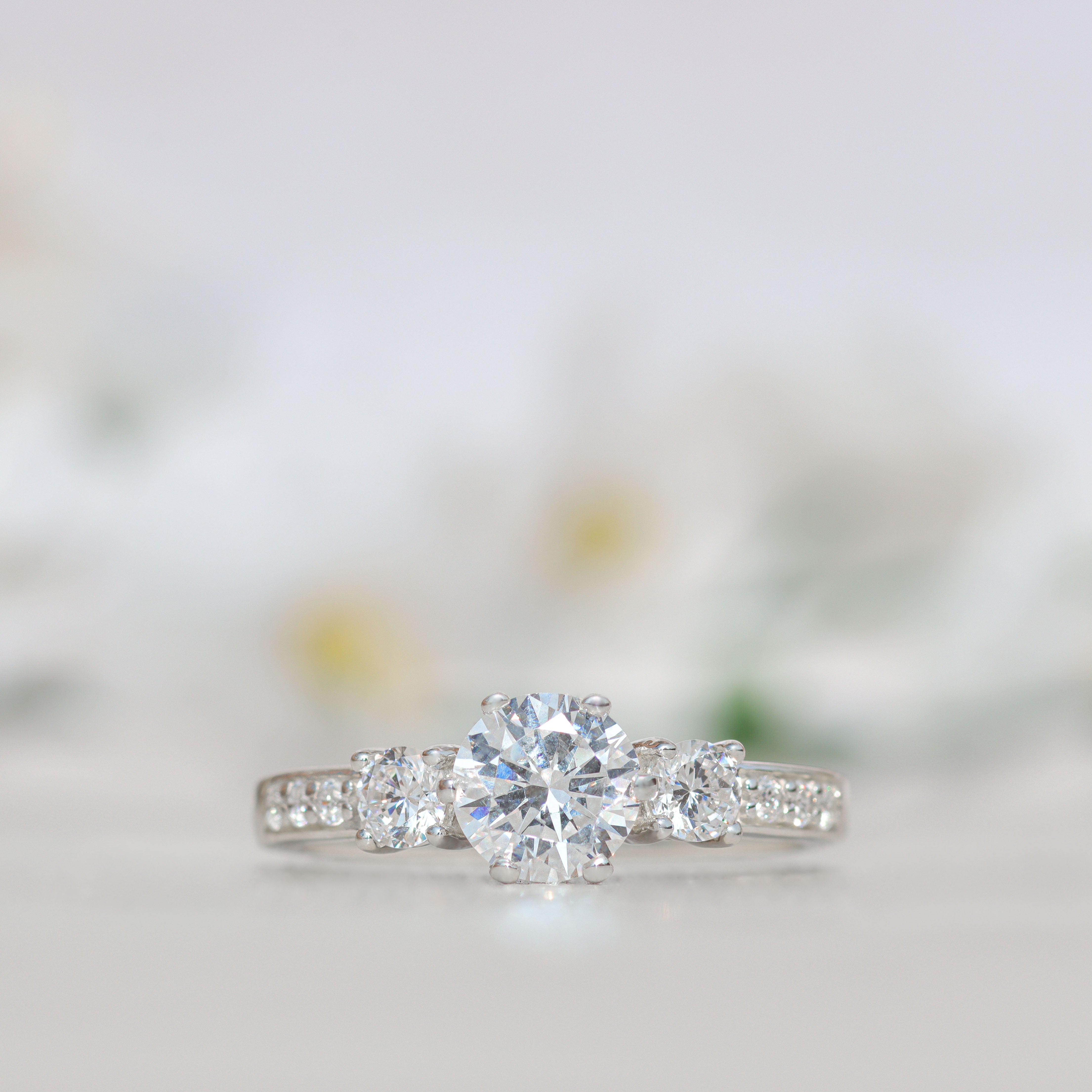 Ring with central stone with circular cut