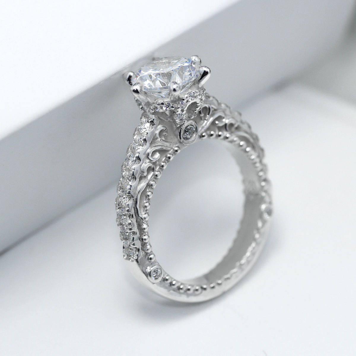Anillo reina con piedra redonda en plata 950