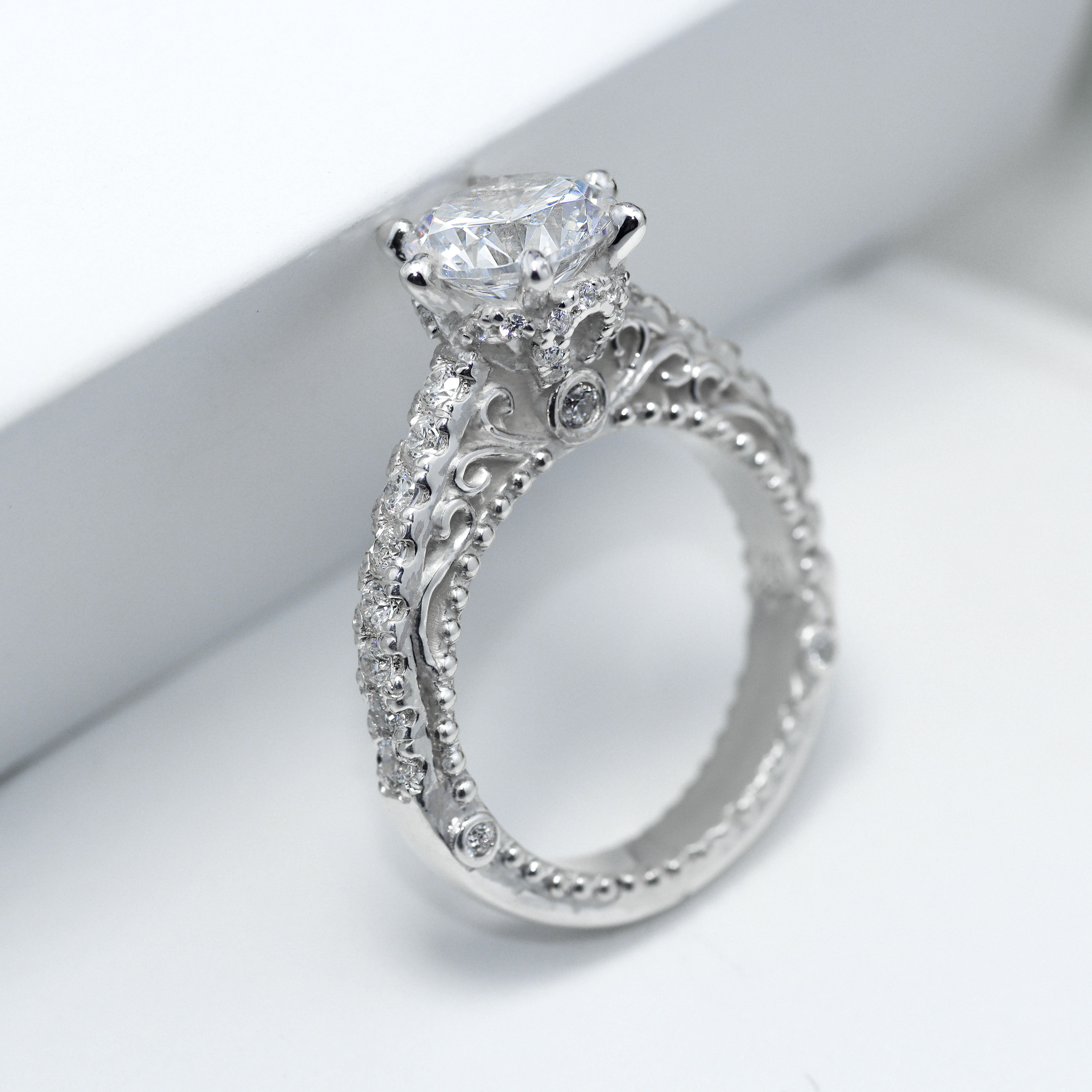 Queen ring with circular cut