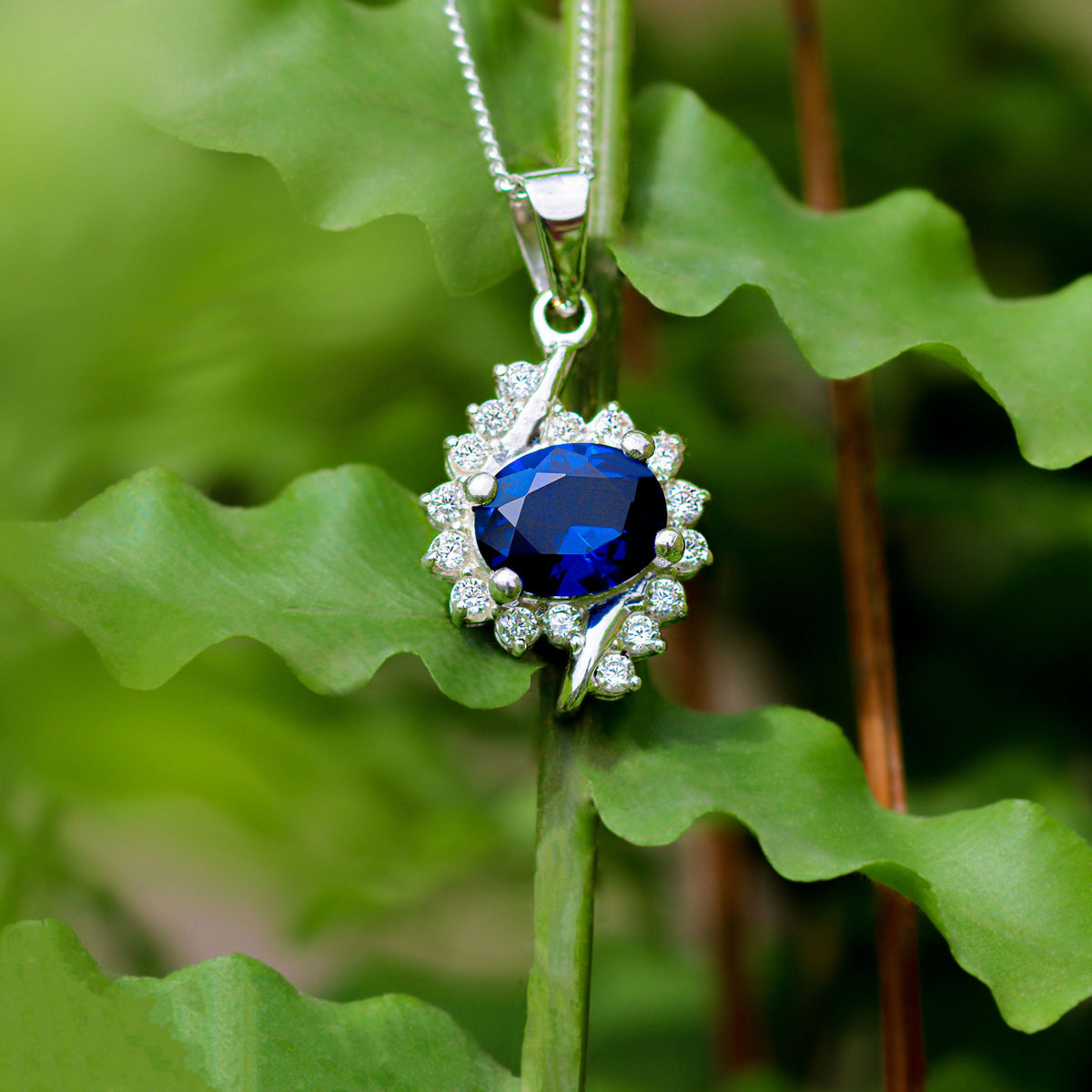 Collar con piedra oval en plata 950