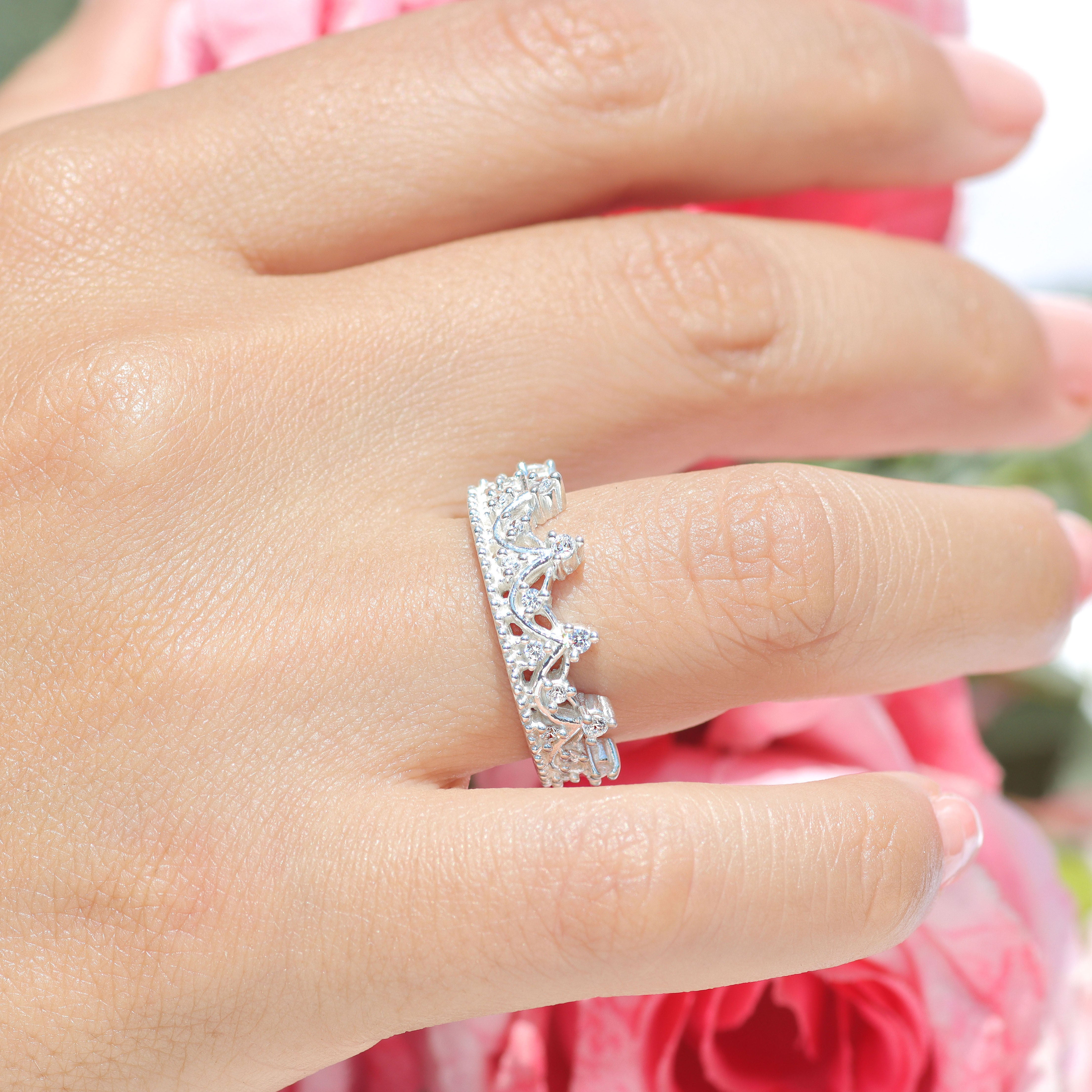 Crown ring with circular cut