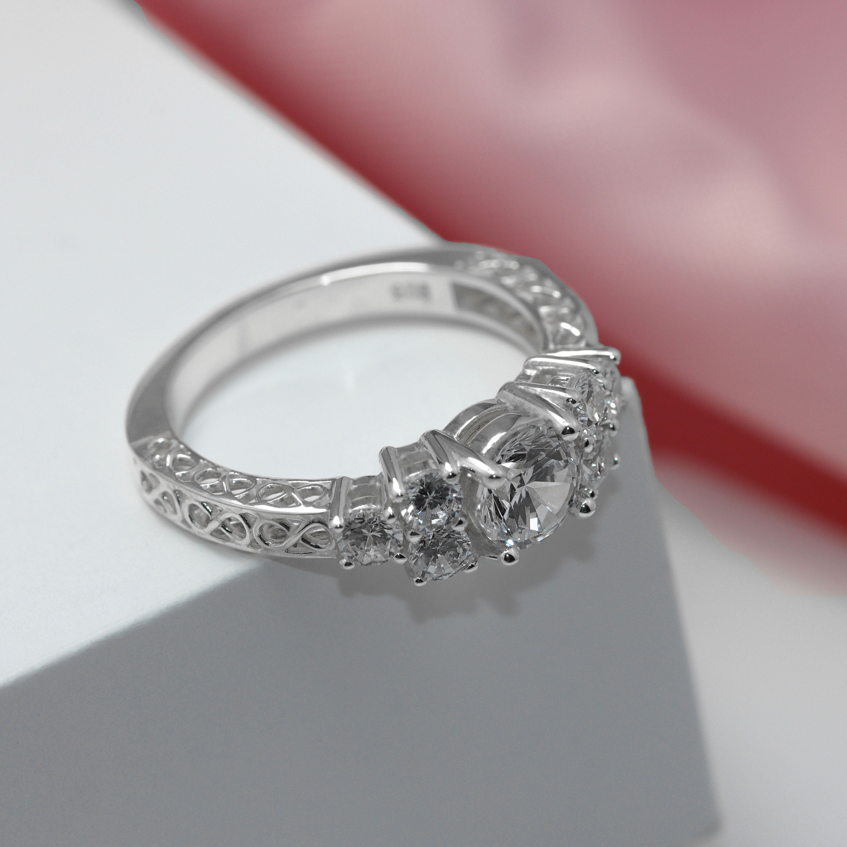 Infinity ring with circular cut