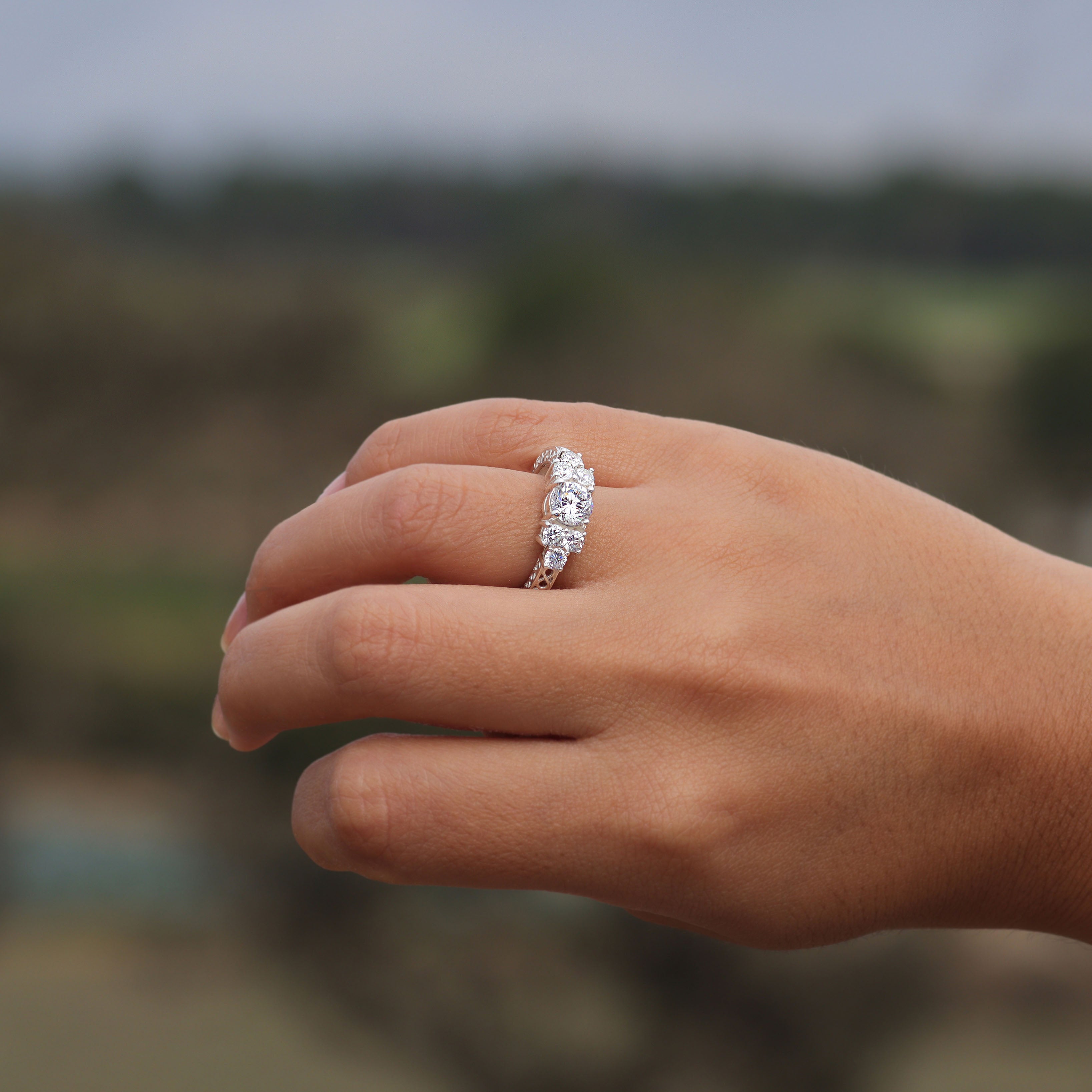 Infinity ring with circular cut