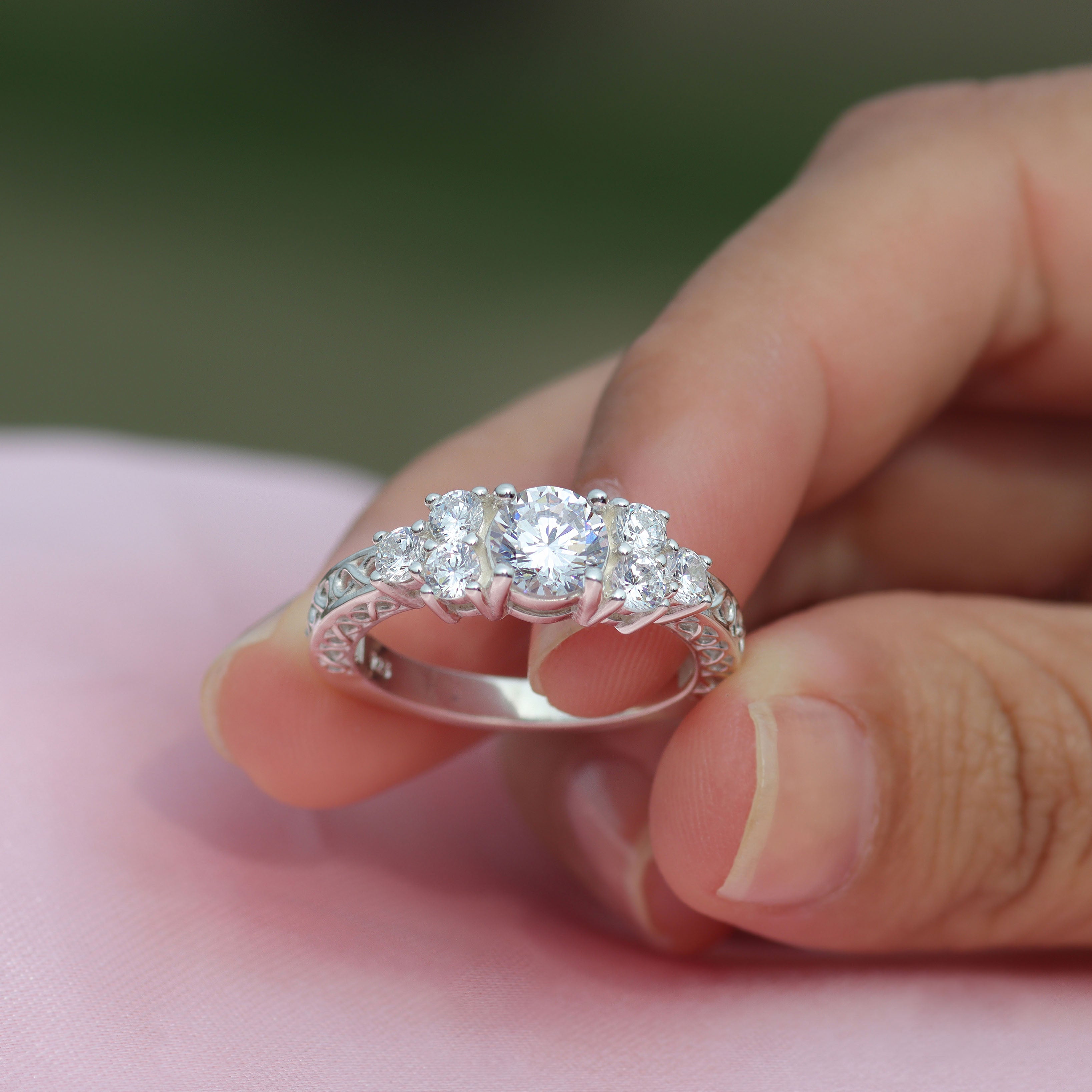 Infinity ring with circular cut