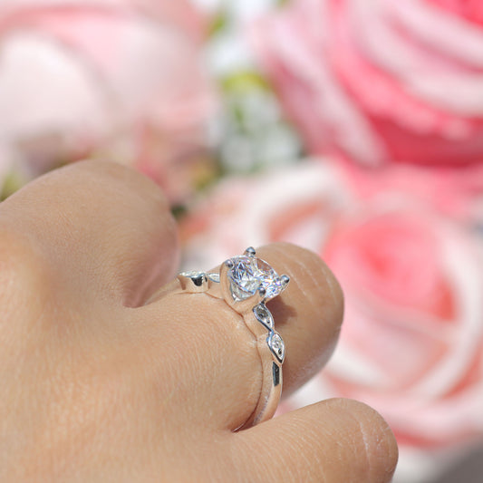 Anillo de gotas con piedra redonda en plata 950
