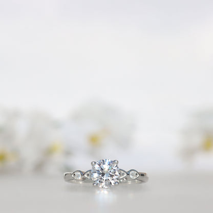 Anillo de gotas con piedra redonda en plata 950