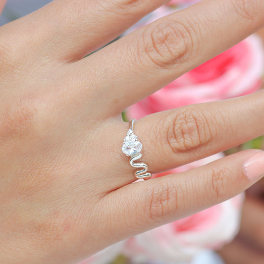 Snake ring with oval cut