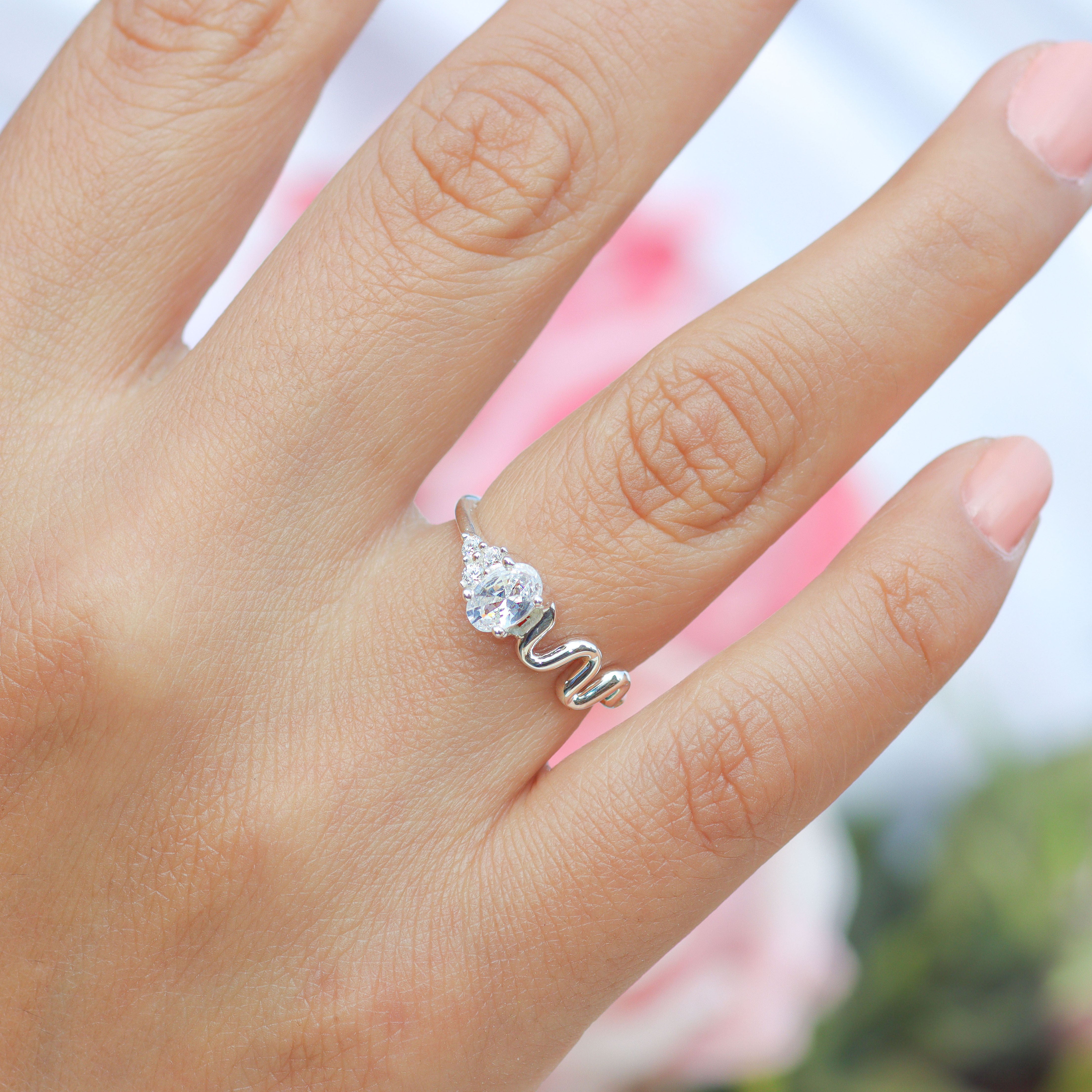 Snake ring with oval cut