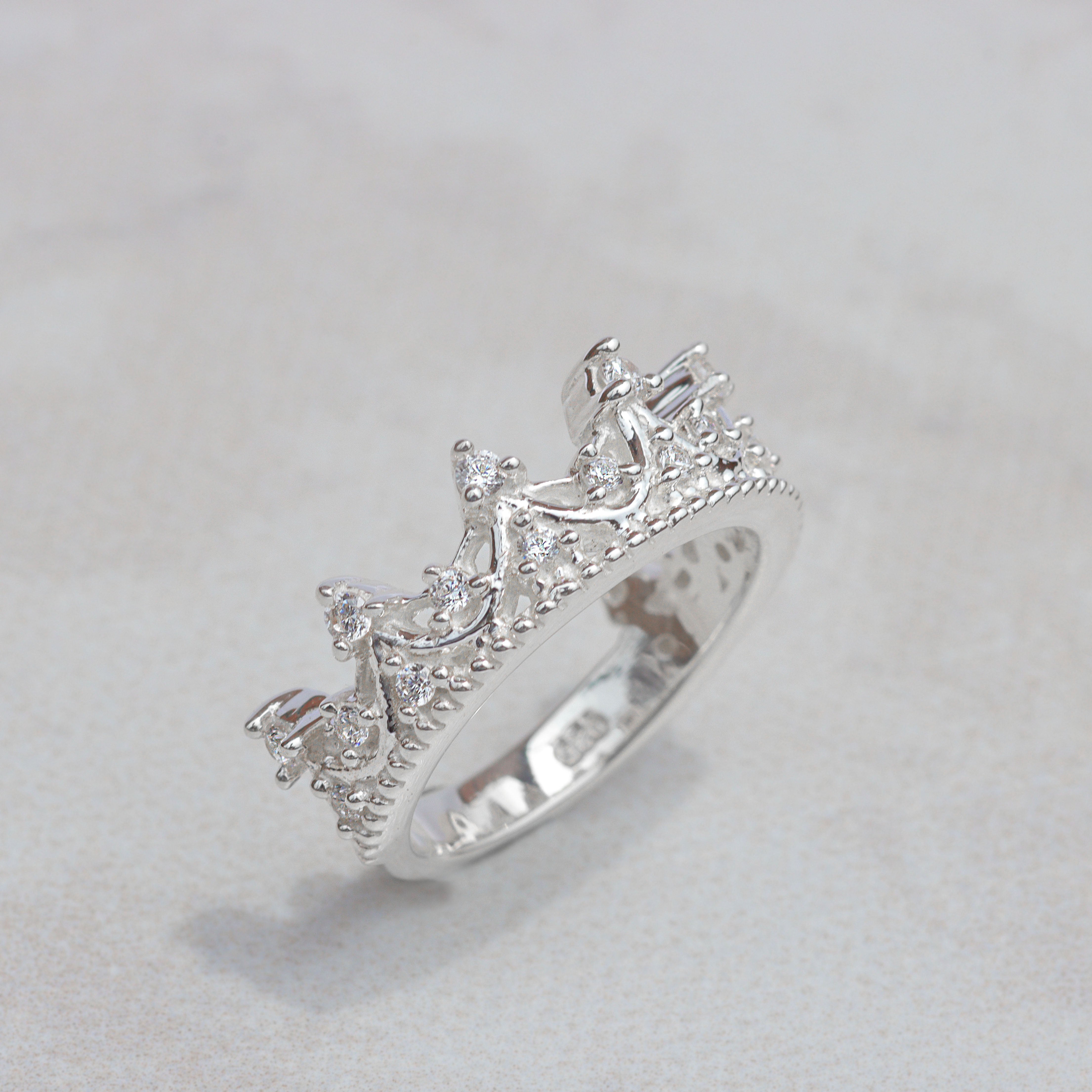 Crown ring with circular cut