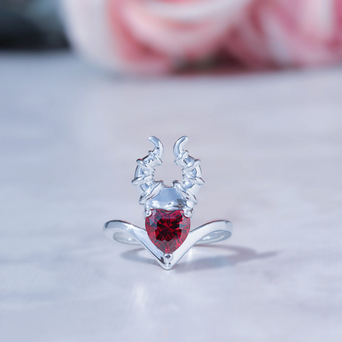 Anillo Maléfica con piedra corazón en plata 950