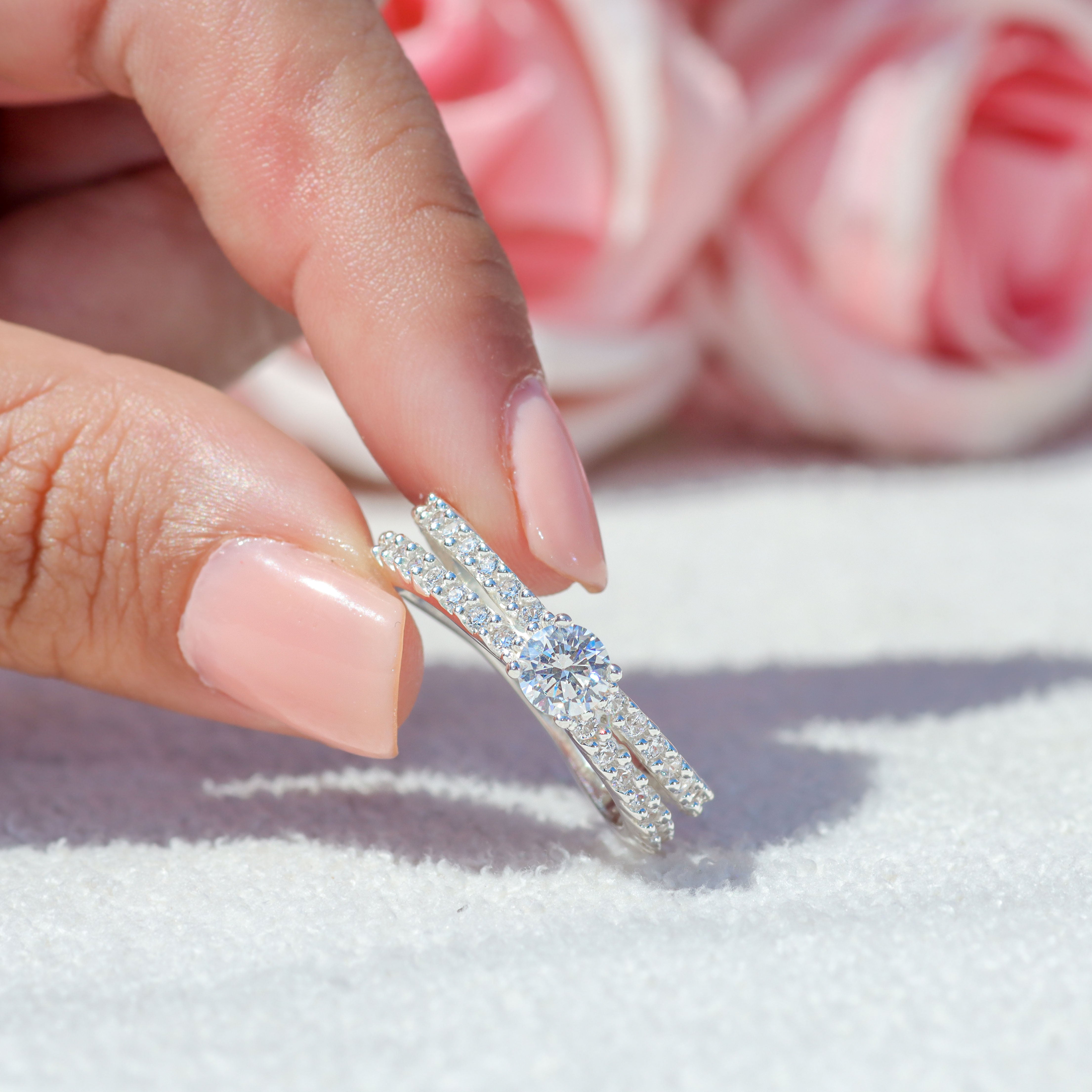 Double band ring with circular cut