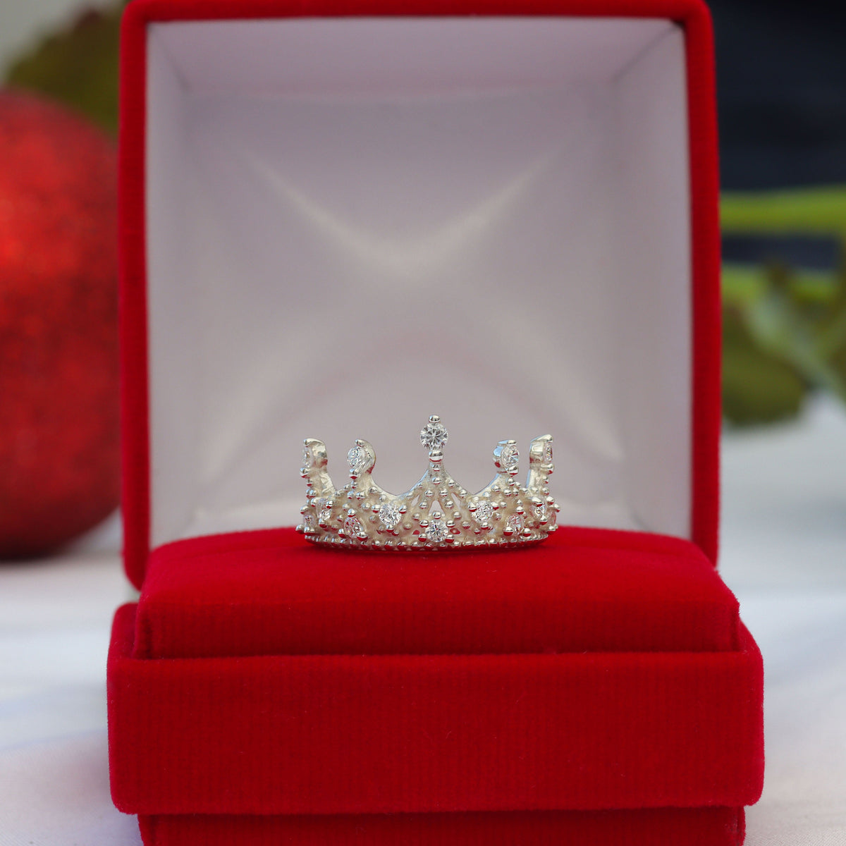Anillo de corona con piedra redonda en plata 950