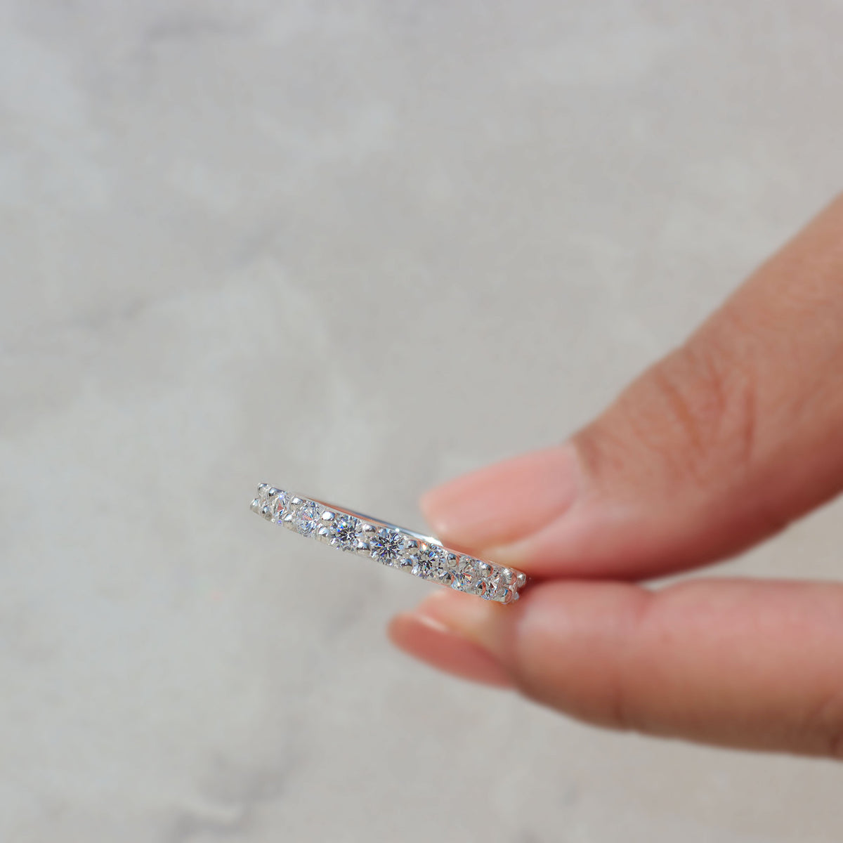 Solitaire ring with circular cut