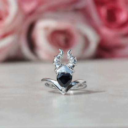 Anillo Maléfica con piedra corazón en plata 950