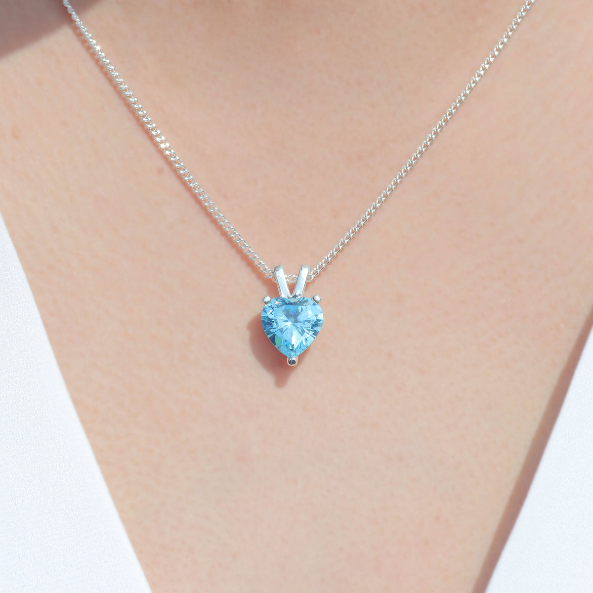 Collar de corazón con piedra en plata 950