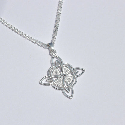Collar nudo de bruja en plata 950 – amuleto de protección