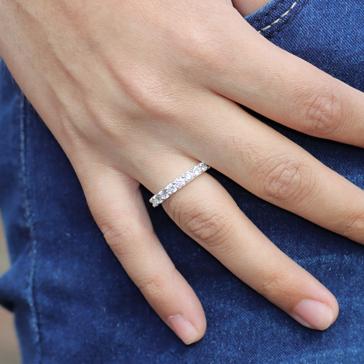 Solitaire ring with circular cut
