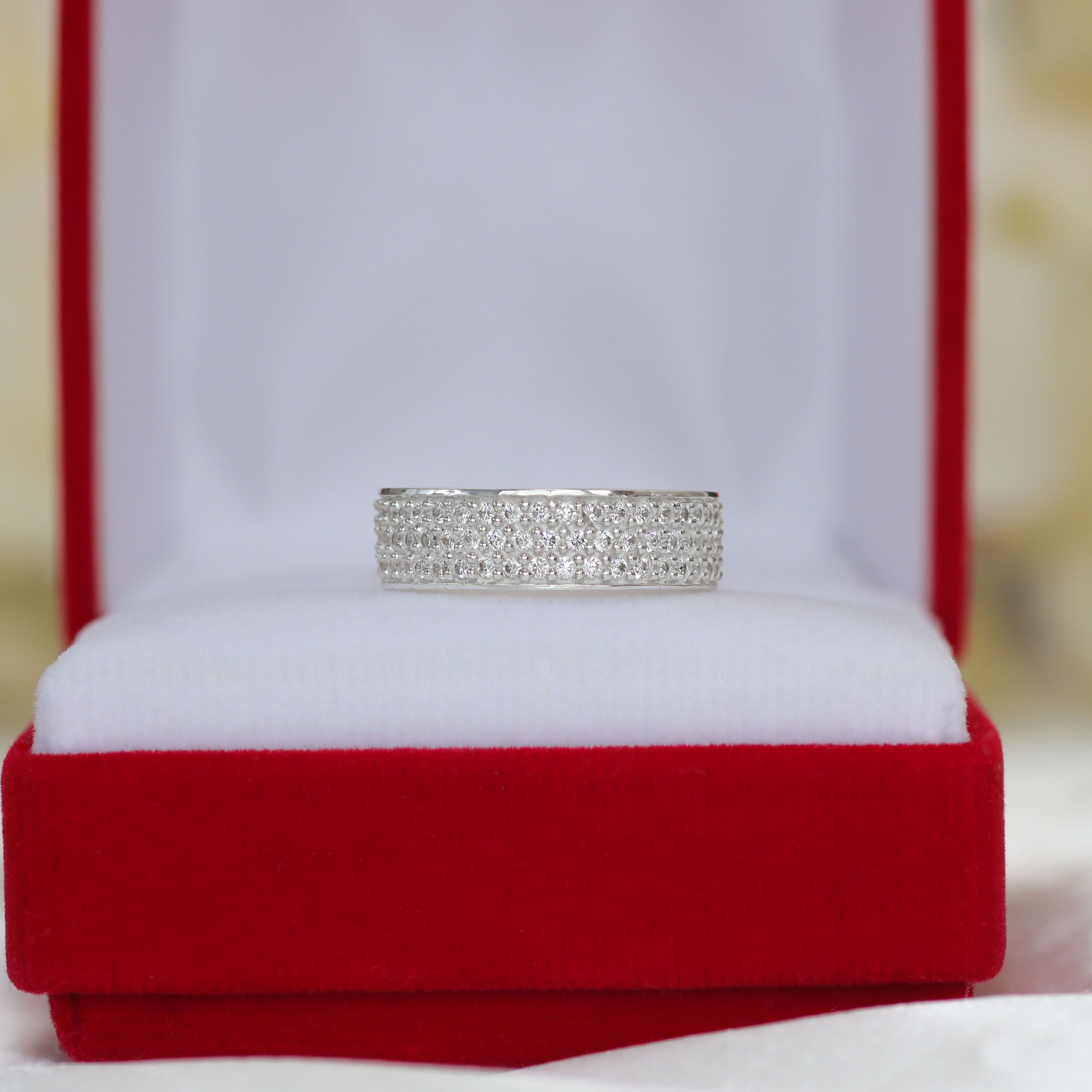 Three-row ring with circular cut