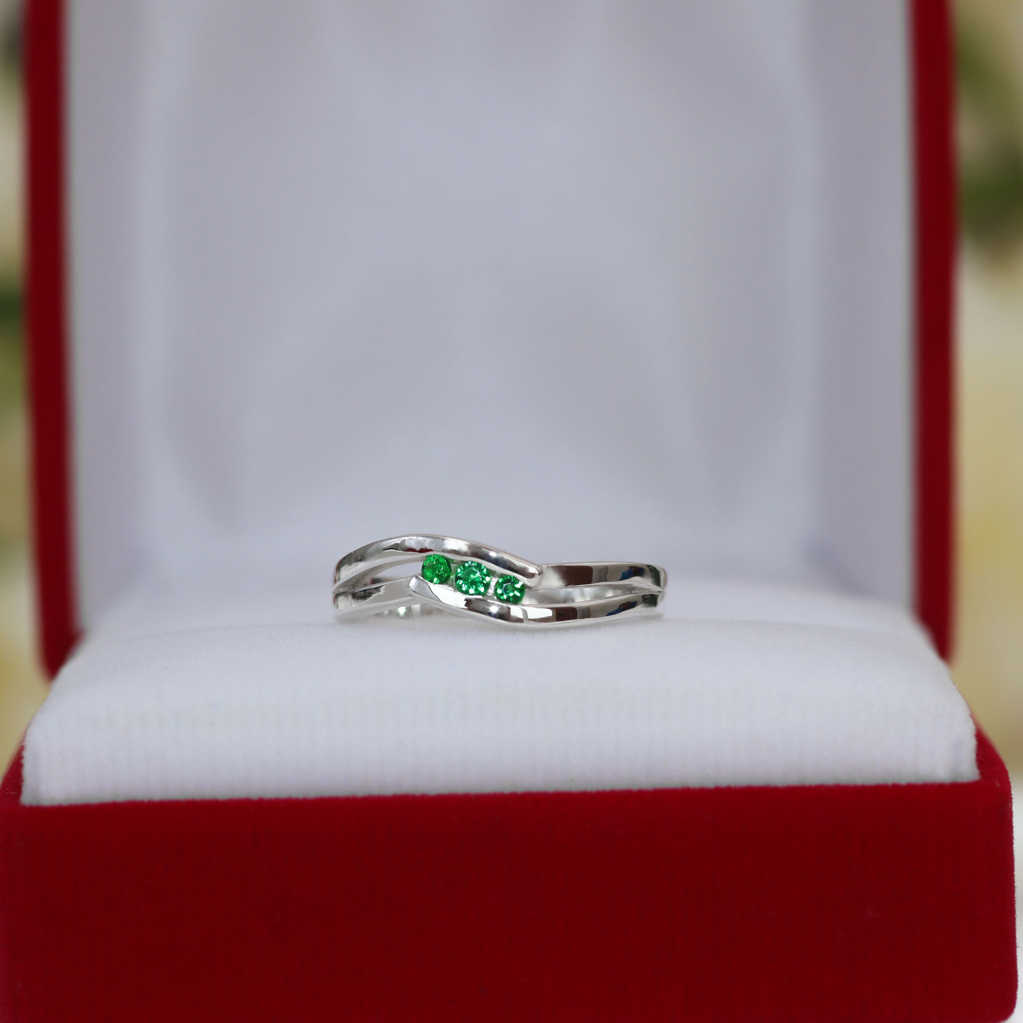 Cross band ring with circular cut