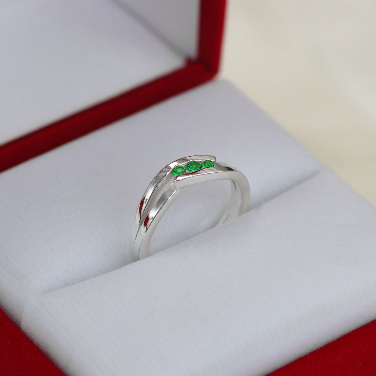 Cross band ring with circular cut