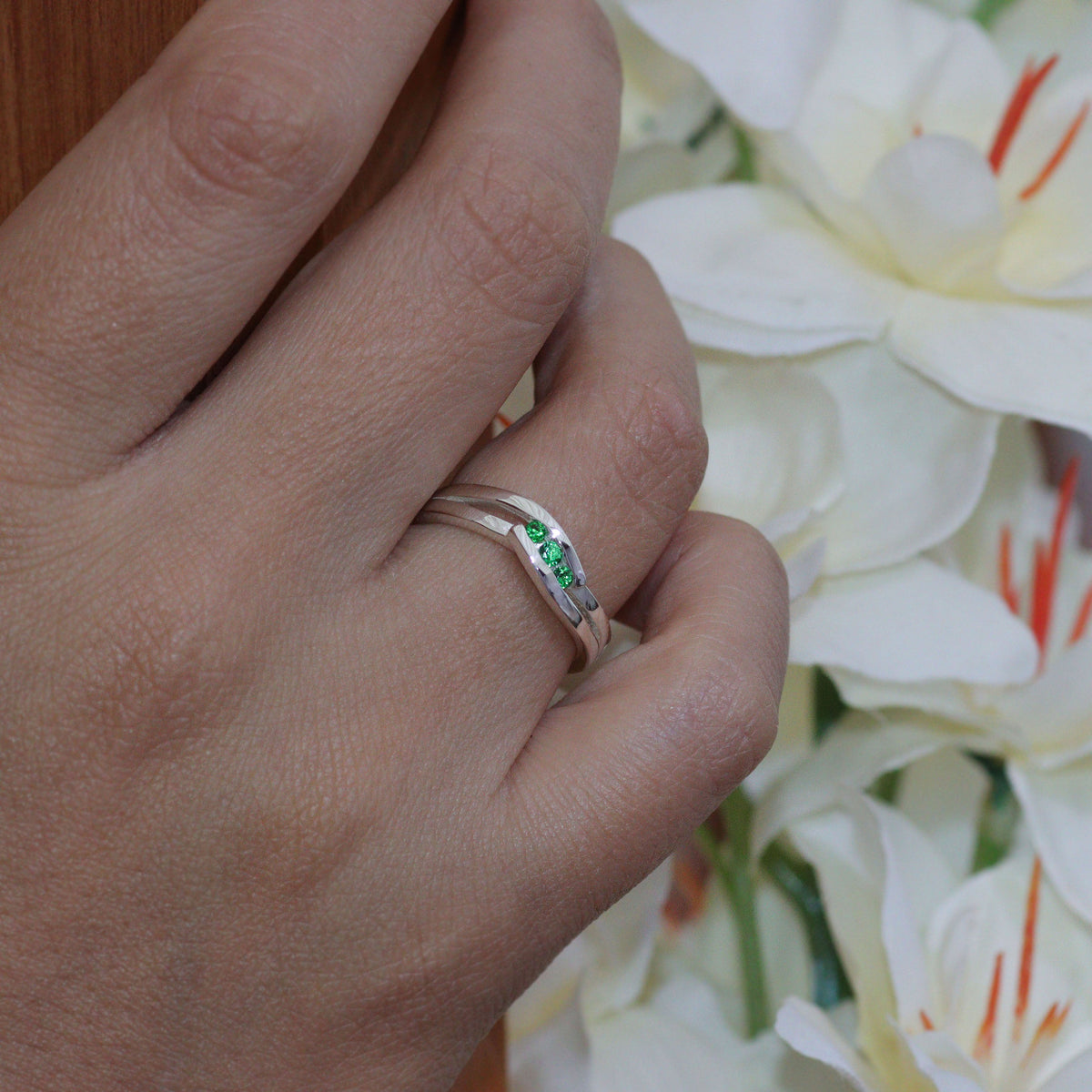 Cross band ring with circular cut