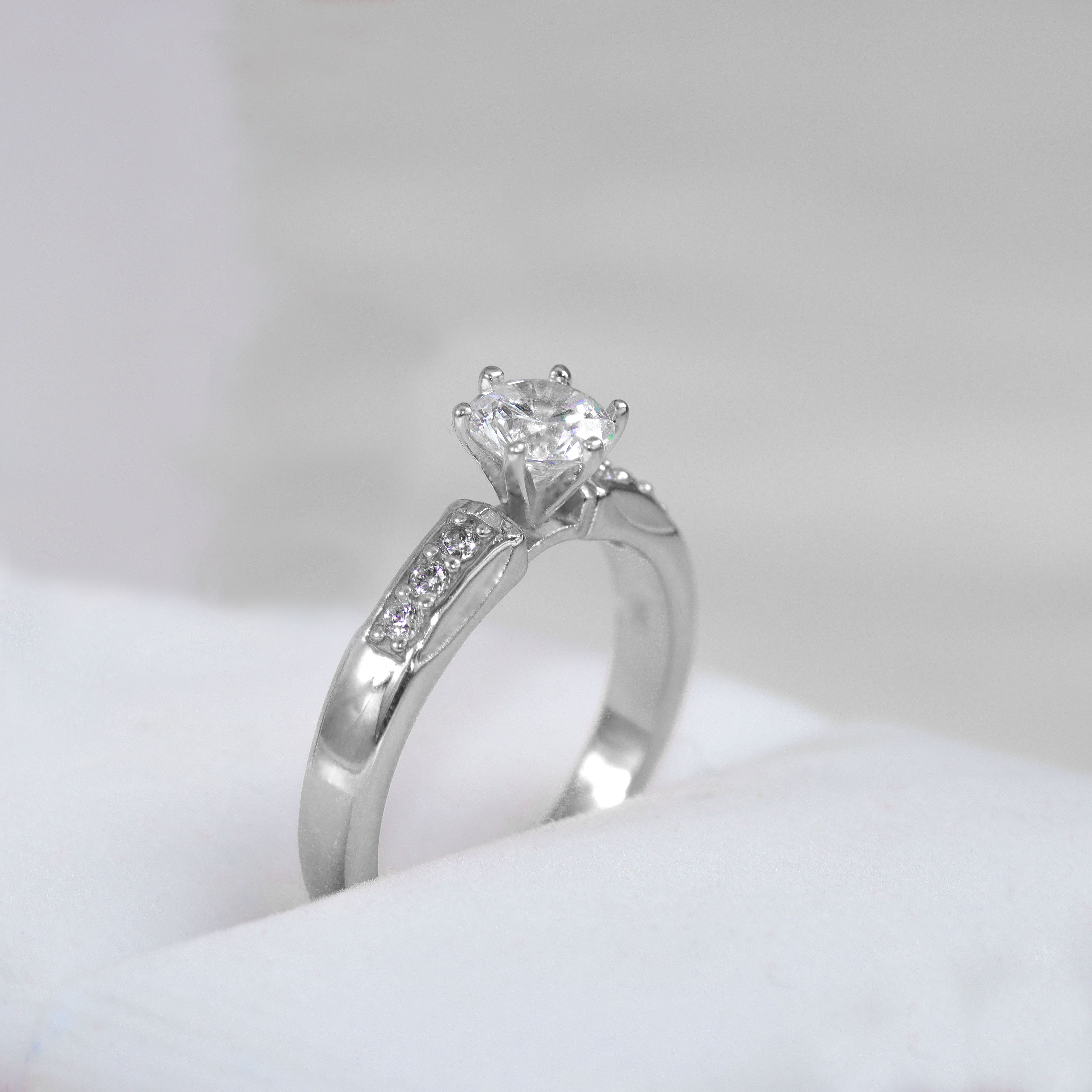 Ring with circular cut