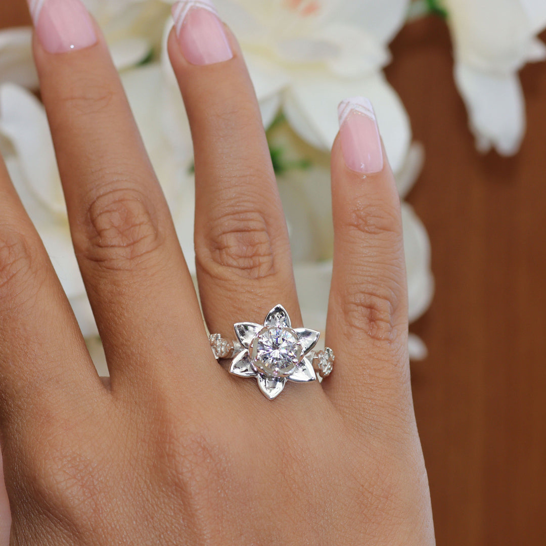 Anillo de flor de loto con corte circular