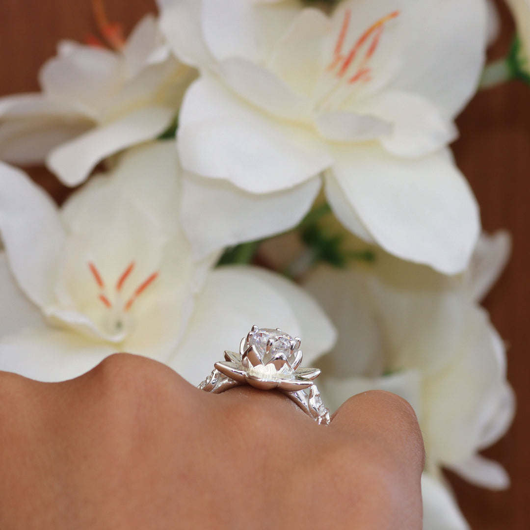 Anillo de flor de loto con corte circular