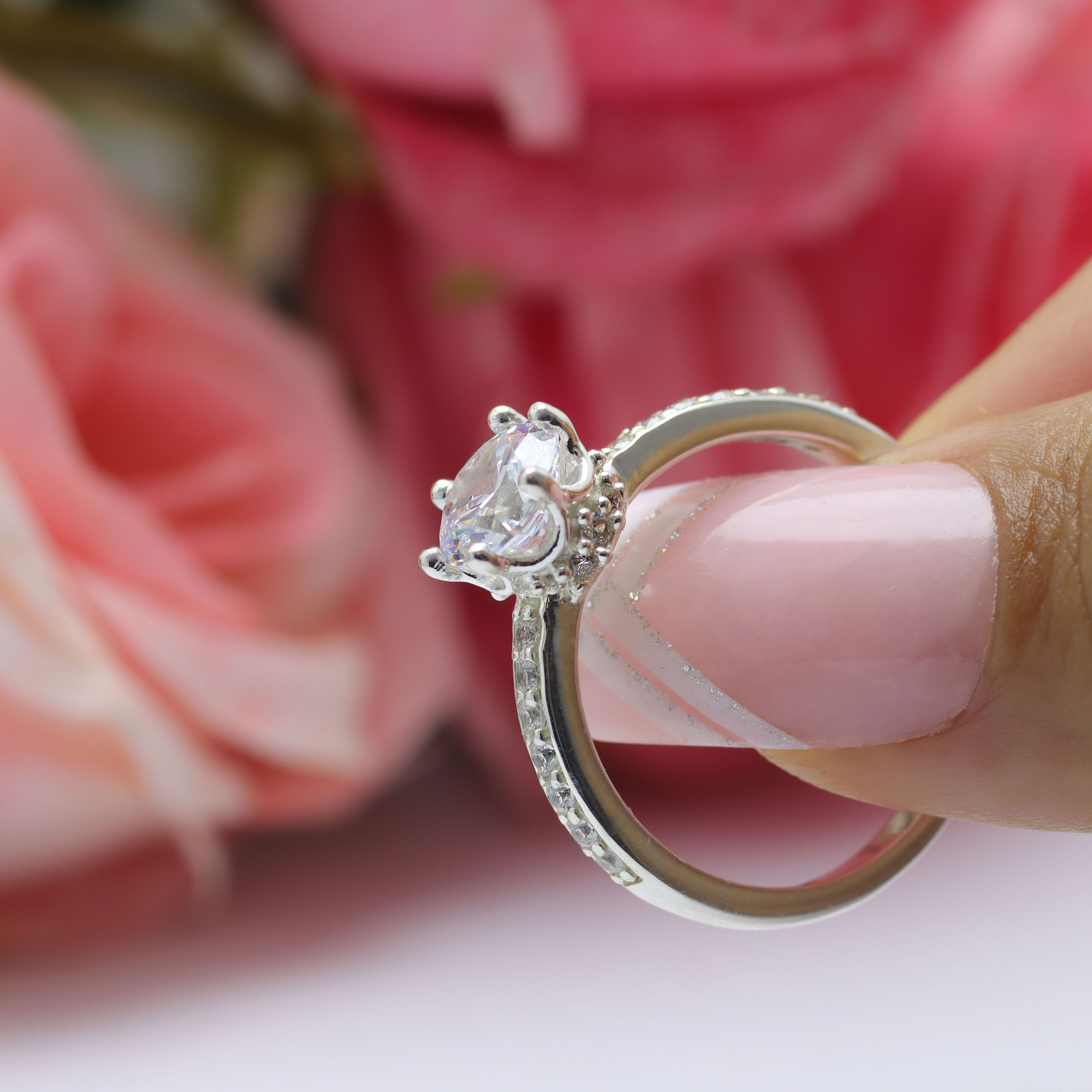 Crown ring with circular cut