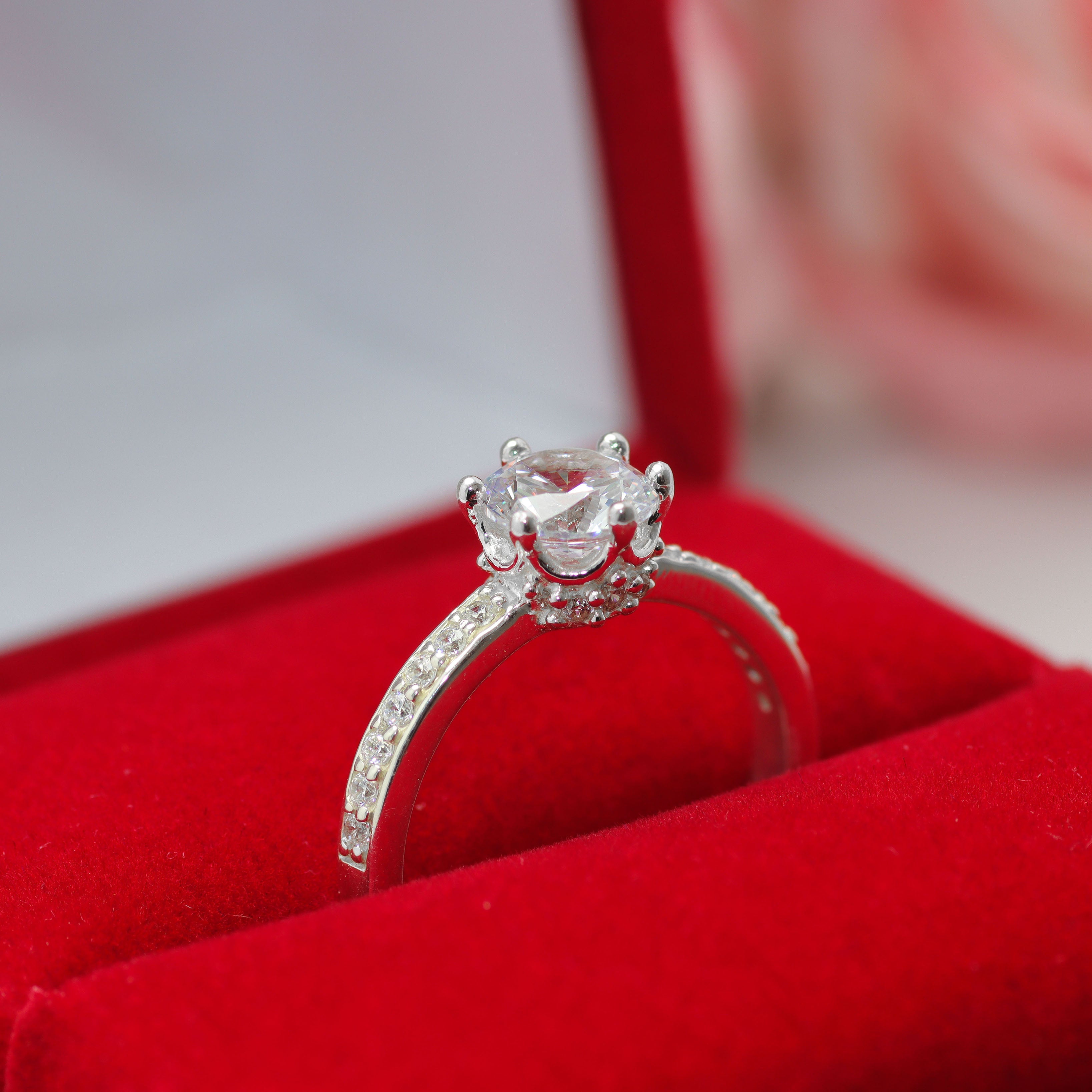 Crown ring with circular cut