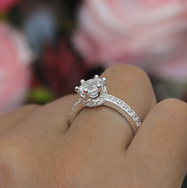 Crown ring with circular cut