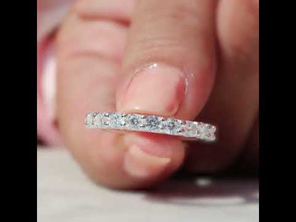 Solitaire ring with circular cut