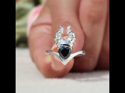Anillo Maléfica con piedra corazón en plata 950